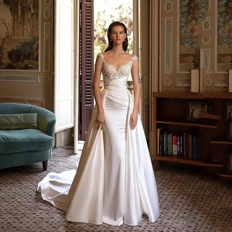 Vestido de novia de satén estilo sirena con sobrefalda