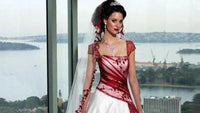 robe-de-mariee-princesse-blanche-et-rouge-bustier-et-jupe-ample