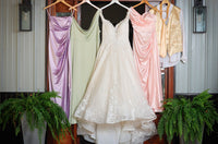 comment-laver-sa-robe-de-mariee-sans-trop-paniquer-guide-pratique-et-un-peu-decale