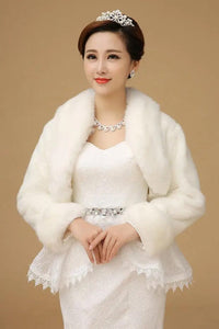 bolero-en-fausse-fourrure-pour-mariage