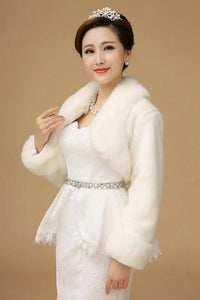 bolero-en-fausse-fourrure-pour-mariage