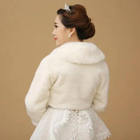 bolero-en-fausse-fourrure-pour-mariage
