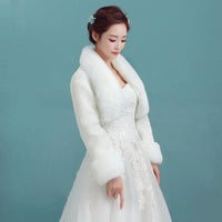 bolero-en-fausse-fourrure-pour-mariage