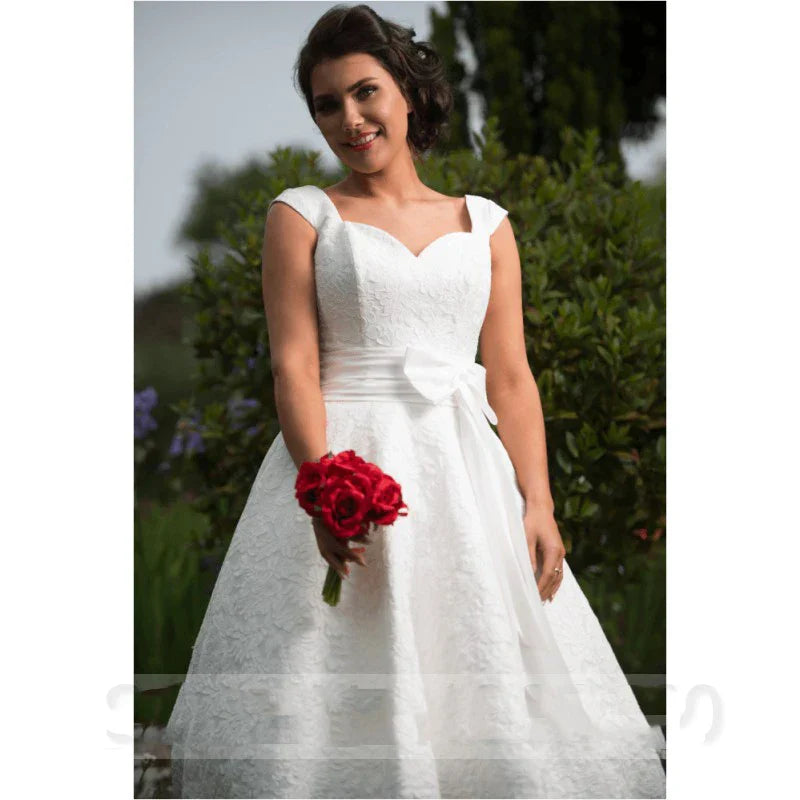 Rövid menyasszonyi ruha kosárral