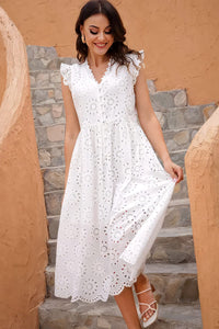 robe-blanche-ajouree-invitee-mariage