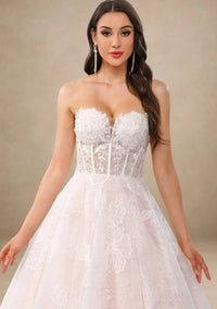 robe-de-mariee-a-strass-avec-dentelle-fleurie