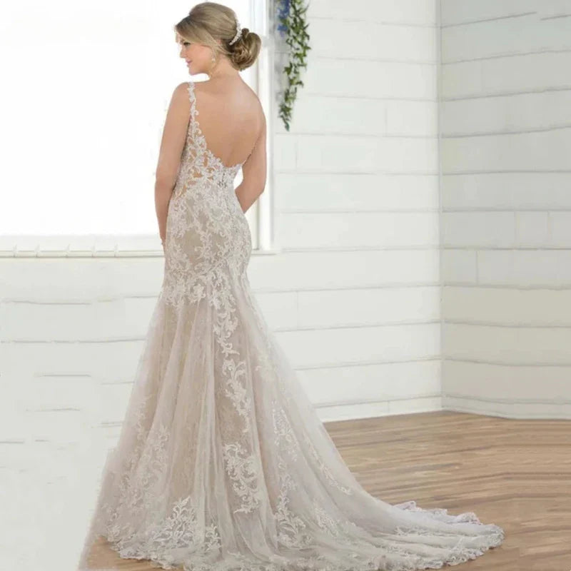 فستان زفاف من الدانتيل من الأعلى مع جزء سفلي متدفق