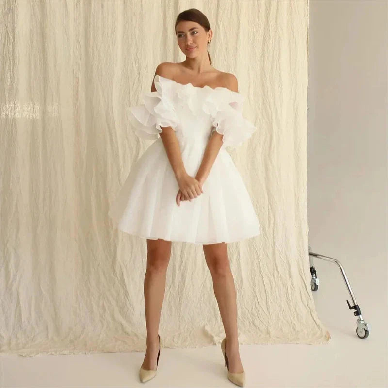 Rövid csónaknyakú menyasszonyi ruha