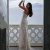 Abito da sposa senza spalline con piume