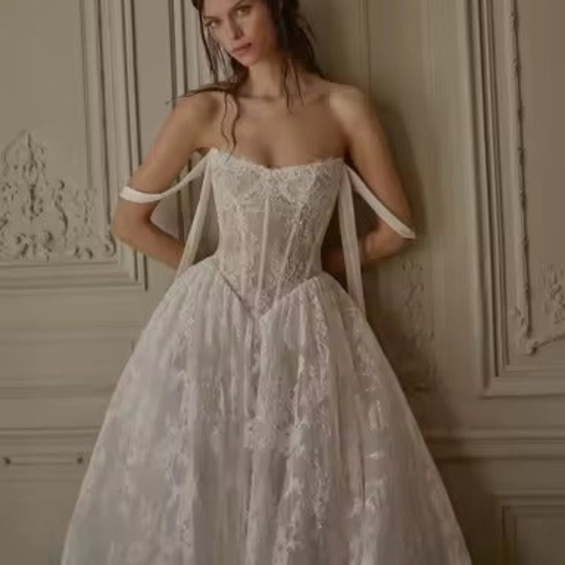 Vestido de novia sencillo de encaje Mon Beau Mariage