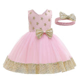 bebe-qui-porte-des-robes-de-princesse