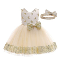bebe-qui-porte-des-robes-de-princesse