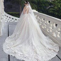 robe-de-mariee-princesse-dentelle-longue-traine