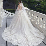 robe-de-mariee-princesse-dentelle-longue-traine