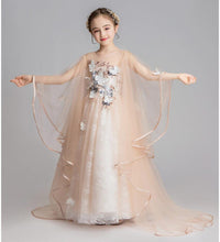 robe-ceremonie-fille-avec-traine
